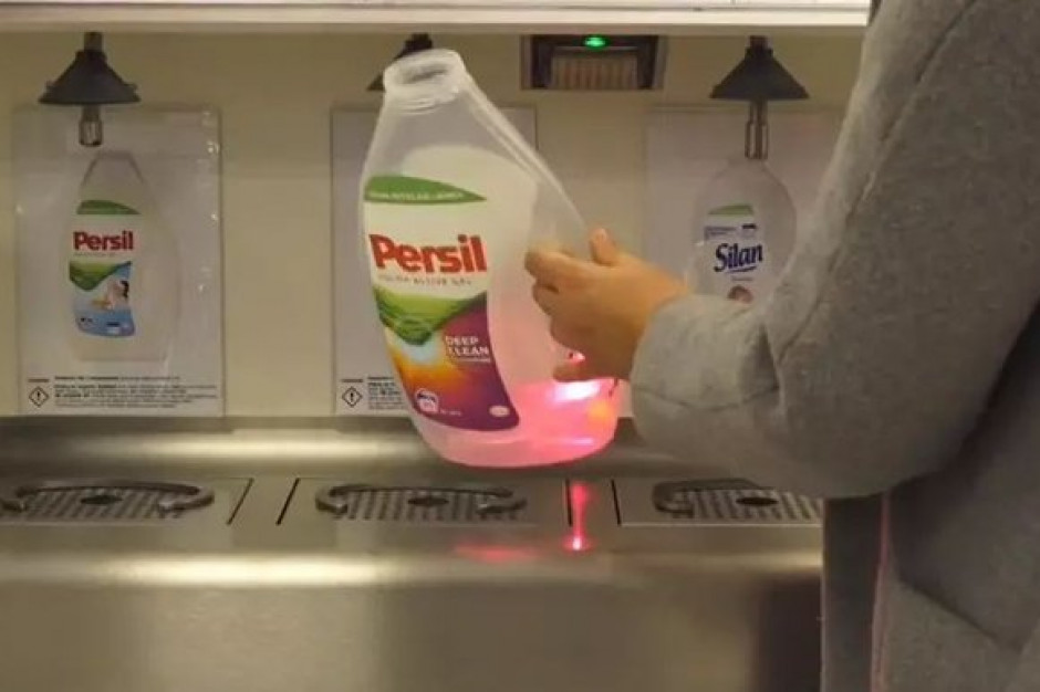 Fot. materiały prasowe Henkel i Rossmann testują nowy projekt - płyn do naczyń i szampon z automatu