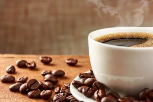 Sklepy stawiają na kawę: Kąciki kawowe i znane marki na półkach