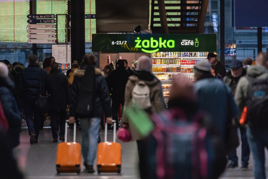 Lokal usytuowany na Dworcu Poznań Główny, jest obecnie najmniejszą placówką sieci Żabka w Polsce; fot. materiały prasowe Żabki robią się coraz mniejsze - nowy sklep ma zaledwie 9 mkw.