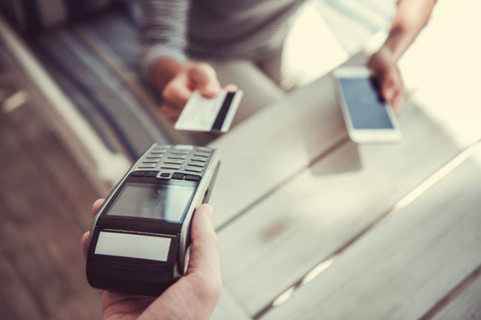 Rośnie udział płatności bezgotówkowych w detalu, Fot. Shutterstock NBP: coraz rzadziej płacimy gotówką w detalu