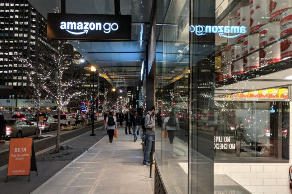 Technologia Just Walk Out jest podobna do tej, która funkcjonuje w sklepach Amazon Go. Fot. Shutterstock Amazon zaoferował innym detalistom swoją technologię sklepów bez kas