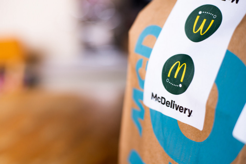 Sprzedaż jest możliwa tylko poprzez McDrive oraz usługę McDelivery, fot. Shutterstock McDonald's: Sprzedaż tylko przez McDrive i McDelivery