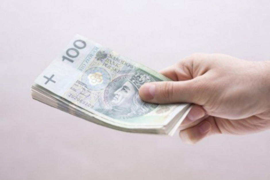 Sieci handlowe płacą dodatkowe premie za obecność w pracy; fot. shutterstock Bonus na koronawirusa czyli sieci płacą extra za obecność w pracy
