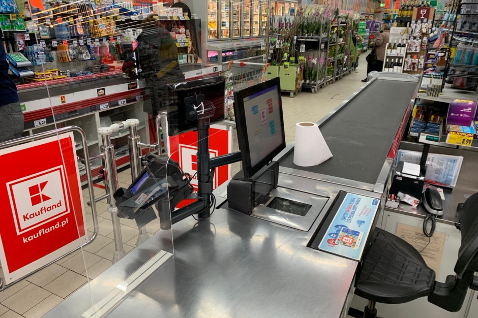 Specjalnie oznaczone kasy są dostępne w każdym z 220 marketów Kaufland, fot. materiały prasowe Kaufland wprowadza kasy pierwszeństwa dla seniorów