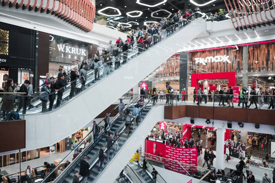 Sklepy stacjonarne z odzieżą czy obuwiem, zwłaszcza te zlokalizowane w galeriach handlowych, mają zastój Na zdj. Galeria Młociny, fot. mat. pras. KRD: Dłuższe ograniczenia w handlu mogą wywołać reakcję łańcuchową zatorów płatniczych