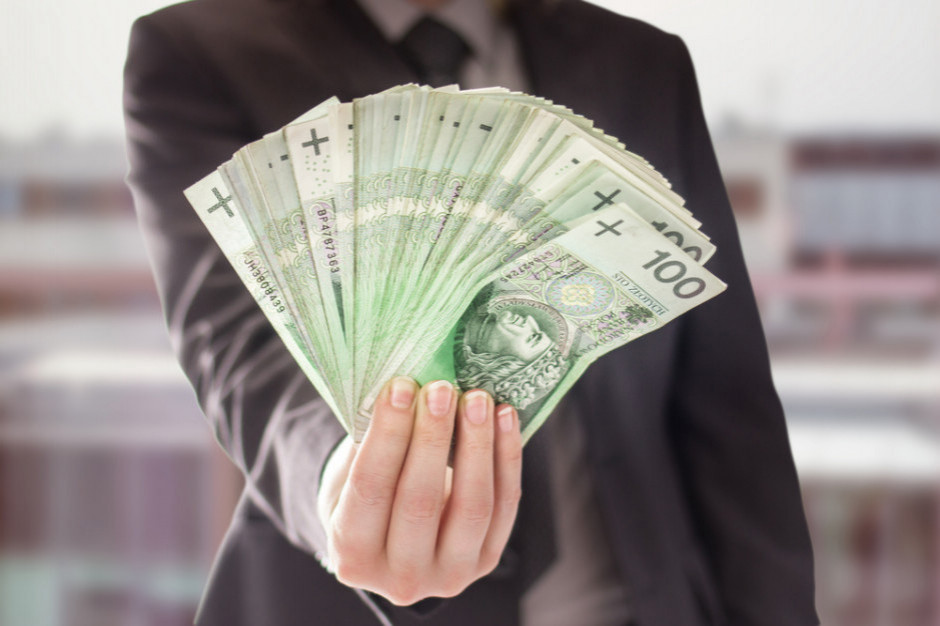 Firmy tną wynagrodzenia, fot. Shutterstock Obniżka wynagrodzeń strategią połowy firm na pandemię, co czwartej - zwolnienia
