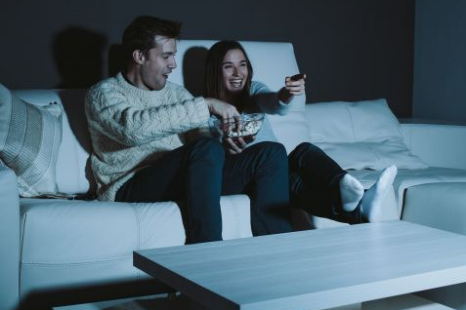 Polacy w czasie pandemii więcej czasu spędzają przed telewizorem, fot. za Gemius Epidemia dobrym czasem dla reklamodawców, bo wzrosła konsumpcja mediów