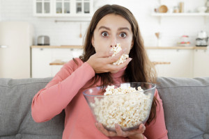 Zakupy Polaków: Kupujemy popcorn i mrożoną pizzę, rezygnujemy z piwa i kosmetyków do makijażu