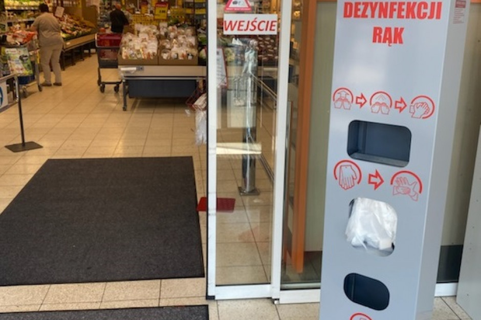 Muszkieterowie zamówili łącznie kilkadziesiąt stacji dezynfekujących, fot. mat. pras. Stacje do dezynfekcji rąk przy sklepach Intermarché i Bricomarché