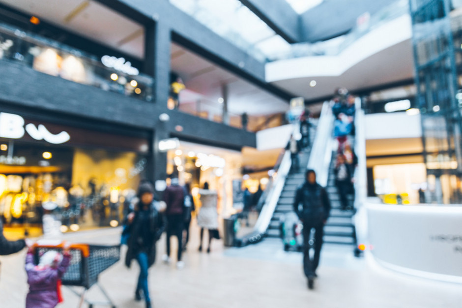 Klienci powoli wracją do centrów handlowych, fot. Shutterstock Rośnie ruch w galeriach handlowych, ale klientów wciąż o połowę mniej niż przed pandemią