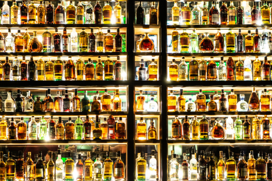 Podczas kryzysu wybieramy tańsze alkohole, fot. Shutterstock W 2019 roku piliśmy więcej whisky. W tym koronawirus zdołował sprzedaż