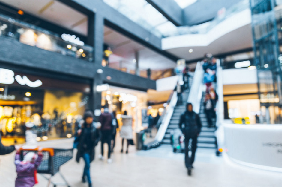 Ostrożnie wydajemy pieniądze, fot. Shutterstock Polacy wciąż boją się chodzić do galerii handlowych. Zakupy o połowę mniejsze niż rok temu