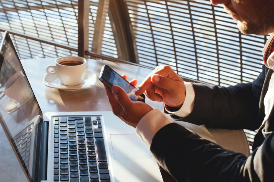 Zawieranie umów przez internet stało się bardzo proste, Fot. Shutterstock Firmy przechodzą na umowy online. Wystarczą 72 godziny, by wdrożyć system
