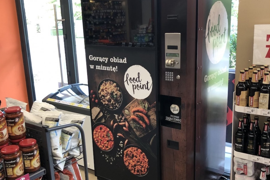 fot. dlahandlu.pl, maszyna Food Point w jednym z warszawskich sklepów Carrefour Express Vending z obiadami w sklepach Carrefour Express