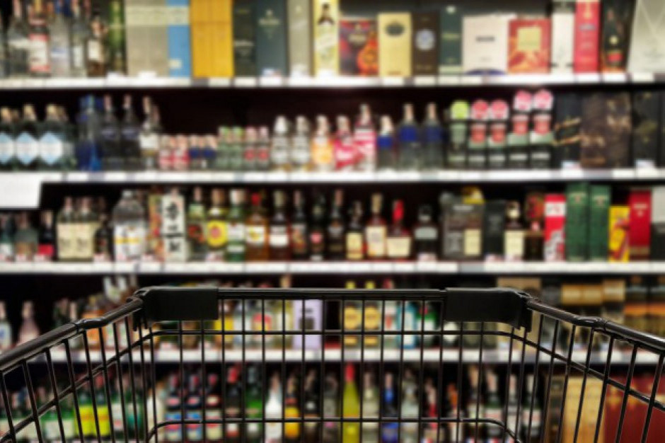 fot. shutterstock Posłowie proponują zmiany w ustawie o wychowaniu w trzeźwości. Czy wróci sprzedaż alkoholu przez internet?
