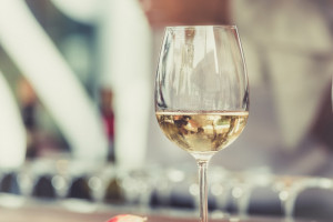 Sprzedaż wina w małych sklepach w czasie izolacji wrosła o 14,5 proc. rdr.