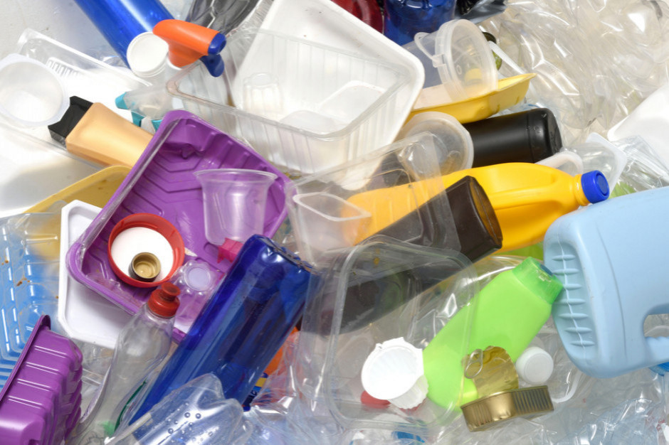Polska musi odzyskiwać 50 proc. tworzyw sztucznych z odpadów opakowaniowych do 2025 r. , fot. Shutterstock Deloitte: Nie możemy żyć bez plastiku