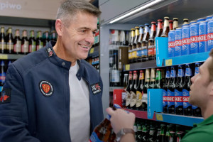 Krzysztof Hołowczyc na zakupach w Żabce