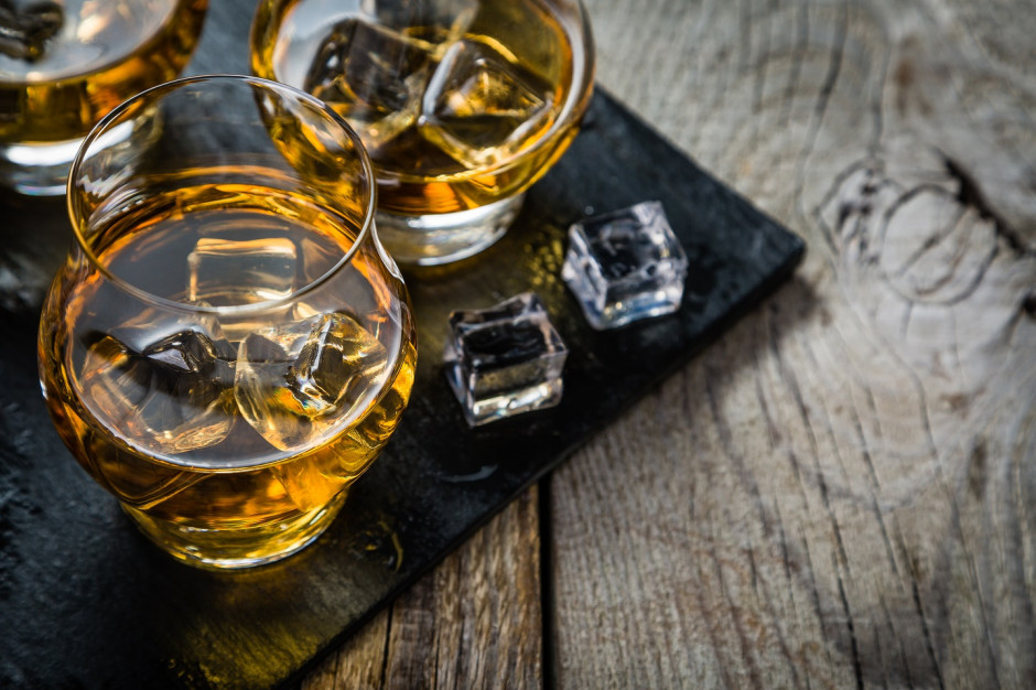 Raport: Producenci whisky nie faworyzowują żadnego formatu handlowego