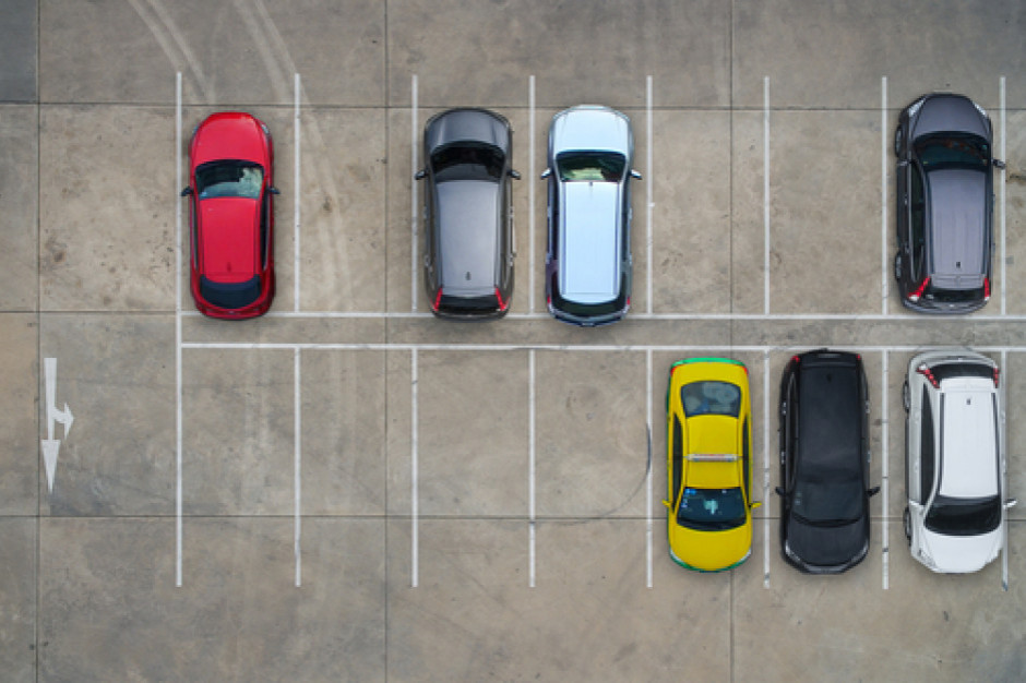Urząd przyjrzał się głównie parkingom przy sklepach Biedronka i Aldi. Fot. Shutterstock Płatne parkingi sklepowe pod lupą UOKiK