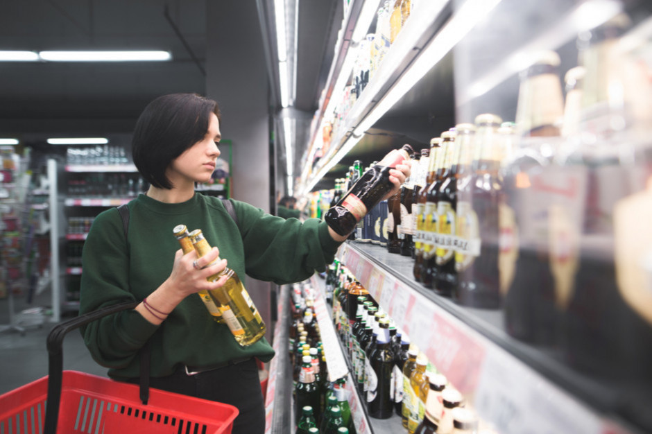 fot. shutterstock Piwo bezalkoholowe tylko dla pełnoletnich w Lidlu i Aldi. Co na to RPO, UOKiK i PARPA?