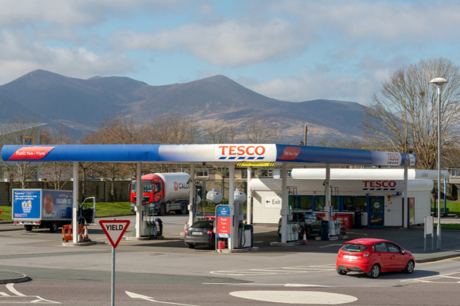 fot. shutterstock, zdjęcie jednej z europejskich stacji Tesco Anwim wnioskuje ws. nabycia części mienia Snowfinch 17. Chodzi o stacje paliw Tesco