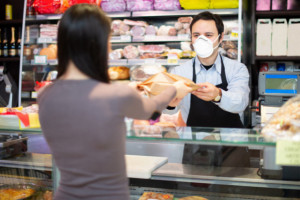 Czy pracownikom sklepu grozi kara za obsługiwanie osób bez maseczki? (stanowisko RPO)