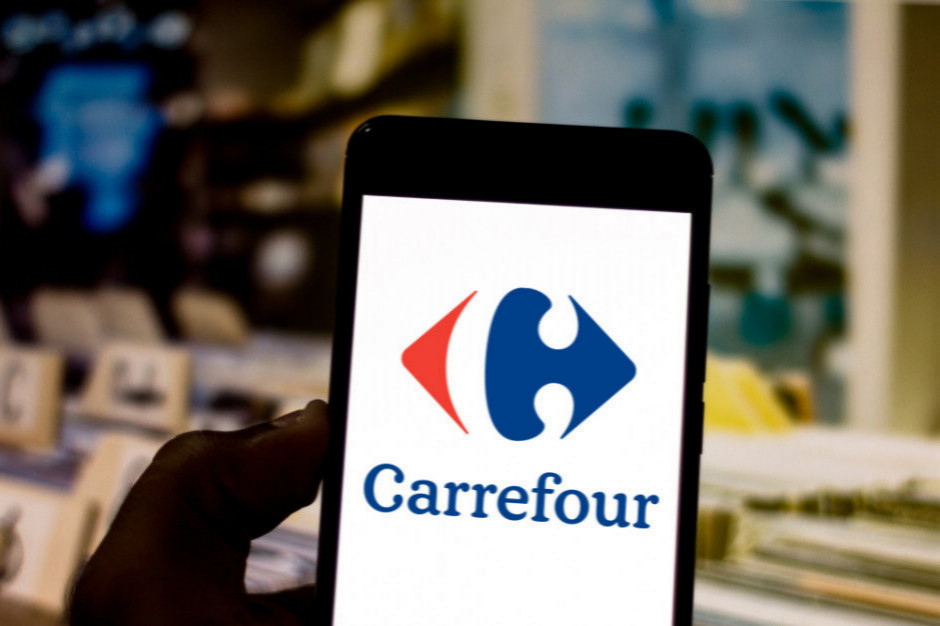 Carrefour testuje automatyczny punkt odbioru zamówień dla pieszych. Stoi za nim polska firma