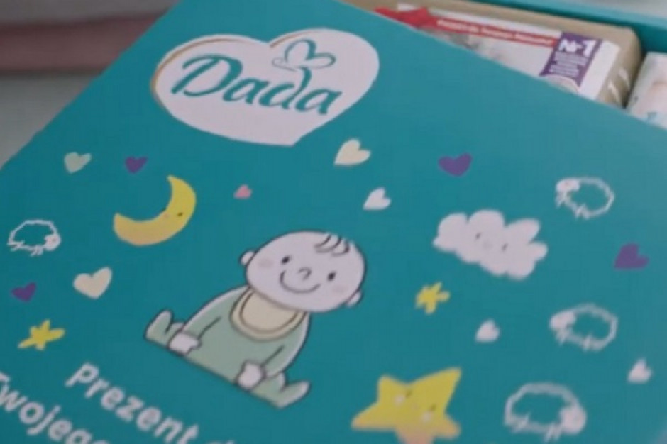 Paczka powitalna Dada; fot. za youtube.pl 50 tys. noworodków otrzymało wyprawkę od Biedronki