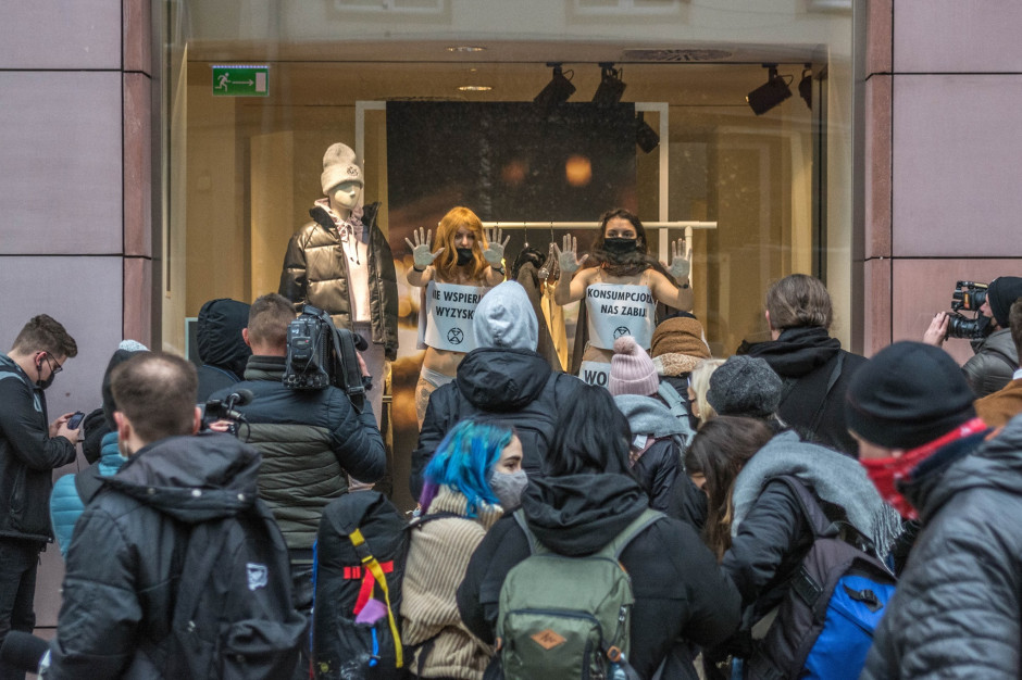fot. za facebook Extinction Rebellion Polska Aktywiści przyklejają się do witryn sklepowych. Policja zachęca do większej ostrożności przy korzystaniu z kleju