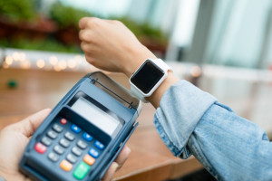 Raport: Gotówka jest passe, konsumenci coraz częsciej płacą smartwatchami