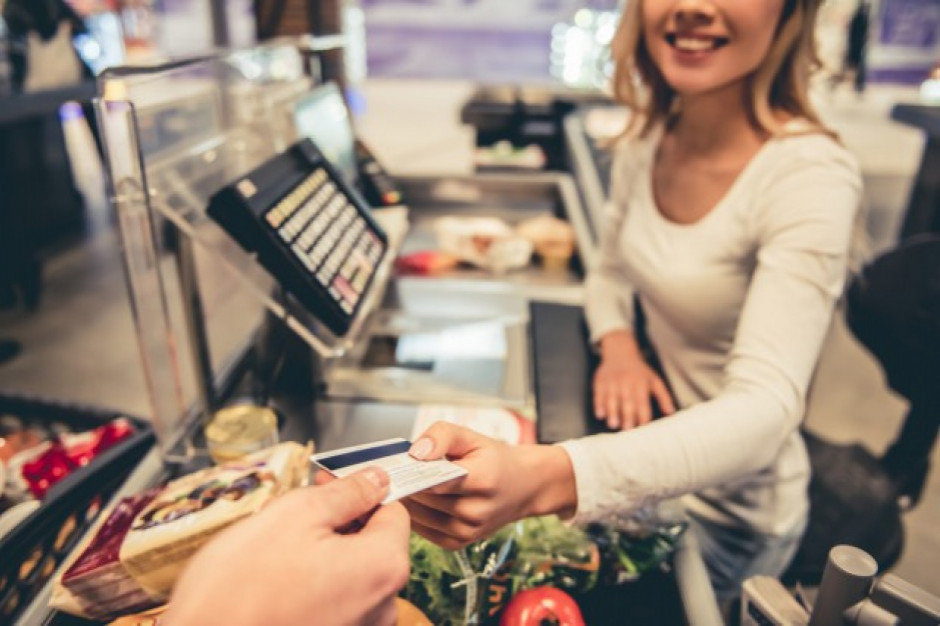 Konsumenci w dobie COVID-19 wolą płacić bezgotówkowo, fot. Shutterstock W Szwecji transakcje gotówkowe stanowią tylko 1 proc. Polska pójdzie tą drogą?