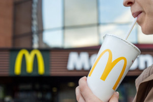 Woda zamiast napojów gazowanych w zestawach promocyjnych McDonald's
