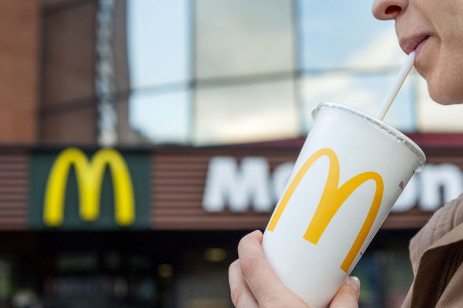 Woda zamiast napojów gazowanych w zestawach McDonalds/ fot. shutterstock Woda zamiast napojów gazowanych w zestawach promocyjnych McDonald's