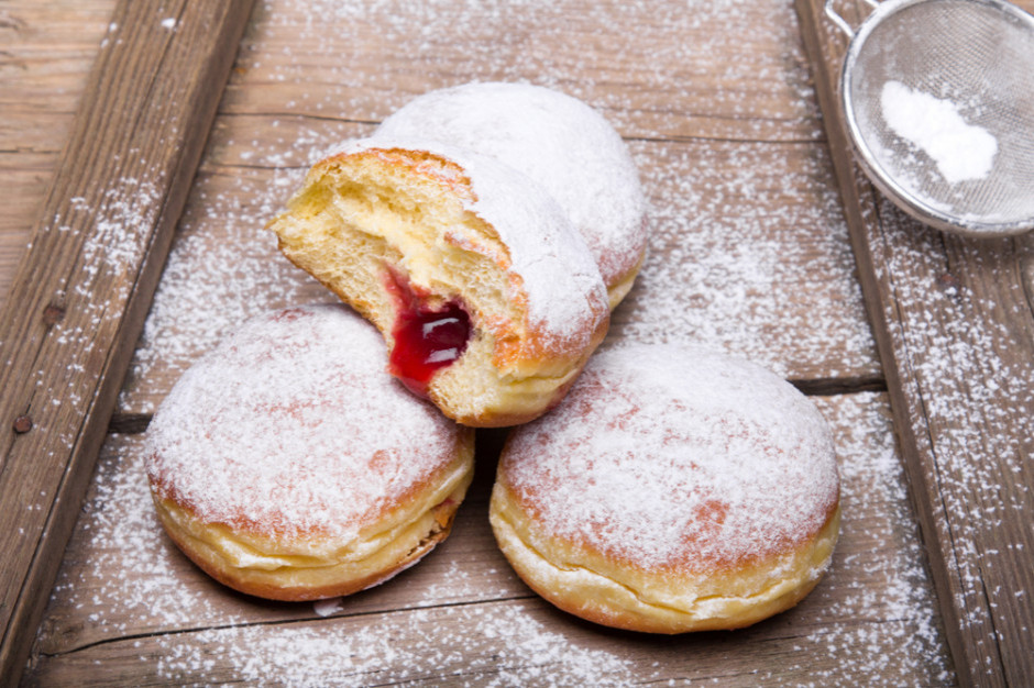 Sieci prześcigają się w ofercie pączków na Tłusty Czwartek. Fot. Shutterstock Sieci handlowe z pączkową ofertą na Tłusty Czwartek