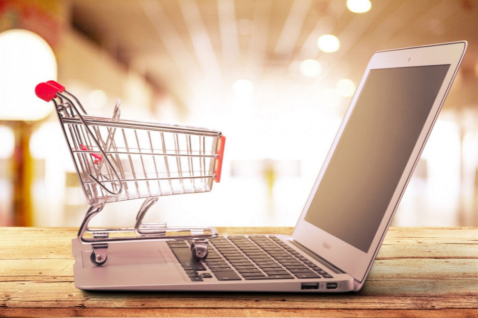 Średni wzrost sprzedaży w e-commerce wyniósł w Europie w skali roku 34 proc. Fot. Shutterstock Badanie: Emisja CO2 jest o 36 proc. niższa podczas zakupów online
