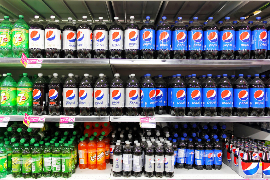 fot. shutterstock Podatek cukrowy zmienił ceny w sklepach: Podrożała nie tylko cola...