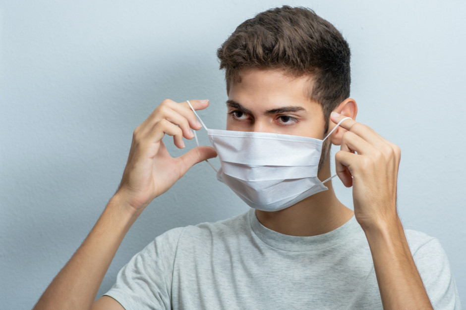 Najprawdopodobniej pod koniec tygodnia zostaną zmienione zasady zakrywania ust i nosa, fot. Shutterstock Sondaż: Polacy nie chcą zmieniać szalików i przyłbic na porządne maseczki