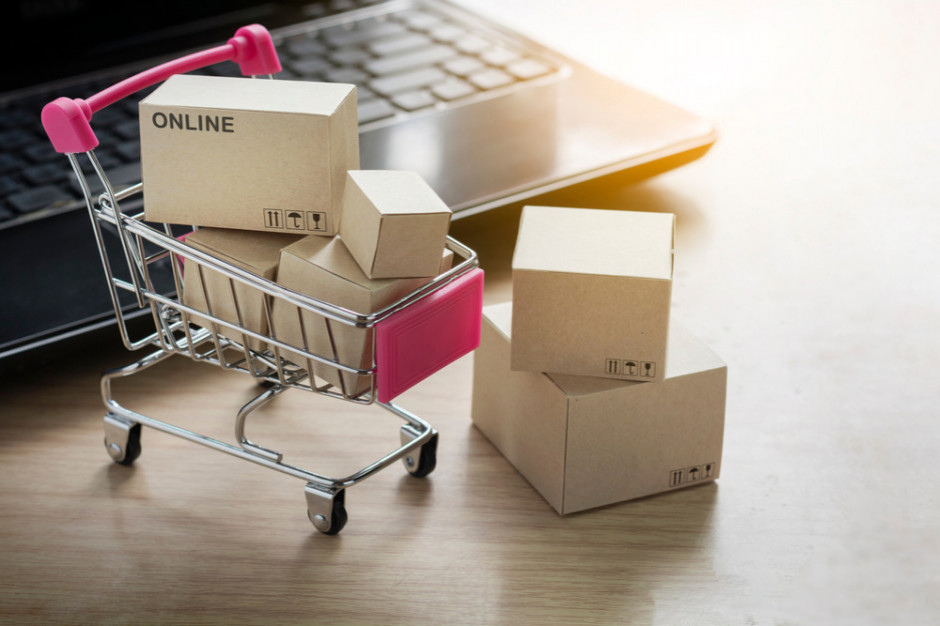 Giganci e-commerce przyspieszają , fot. Shutterstock Luty w handlu: Ofensywa e-commerce, nowy szyld na rynku dyskontów