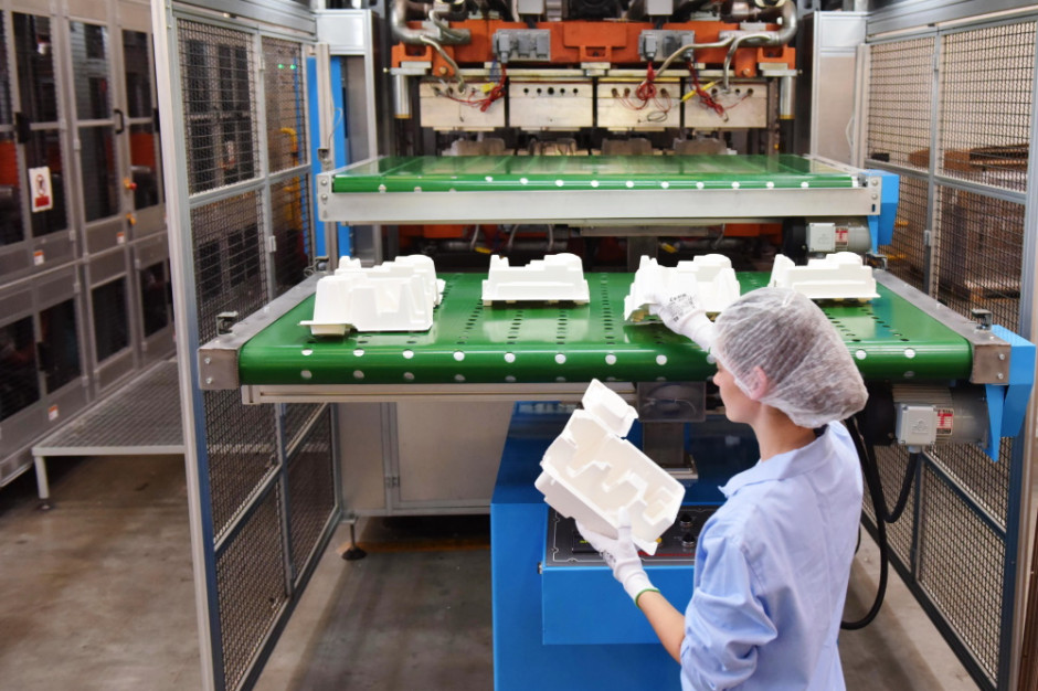 Zakład produkcyjny w Poznaniu uruchomił kilka linii produkcyjnych przeznaczonych do wytwarzania odnawialnych opakowań termoformowanych, fot. materiały prasowe Pulp Fibrepak - nowe opakowanie dla rynku spożywczego i gastronomicznego