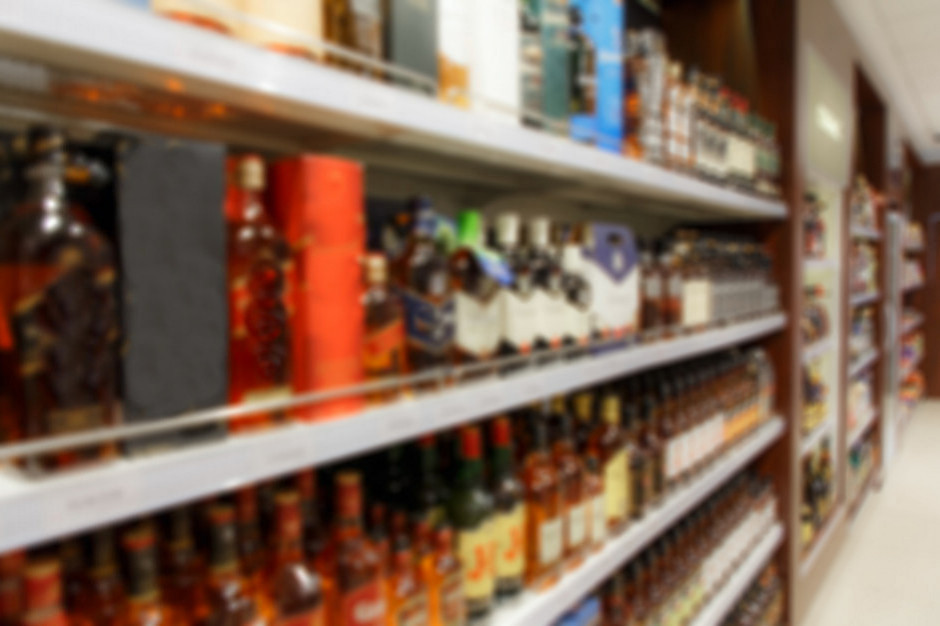 "Placówki pocztowe" z zakazem sprzedaży alkoholu w niedziele? To pomysł Solidarności, fot. Shutterstock Solidarność: Zakazać niedzielnego handlu alkoholem w sklepach typu "placówki pocztowe"