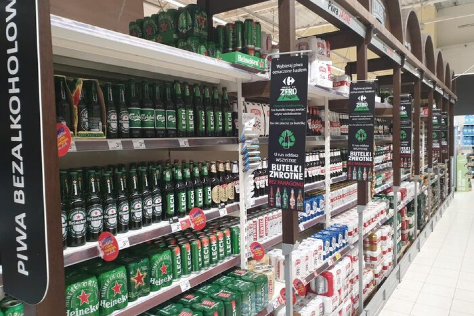 W sklepach Carrefour można oddawać butelki zwrotne bez paragonu, fot. materiały prasowe Klienci sklepów Carrefour mogą oddawać butelki zwrotne bez paragonu
