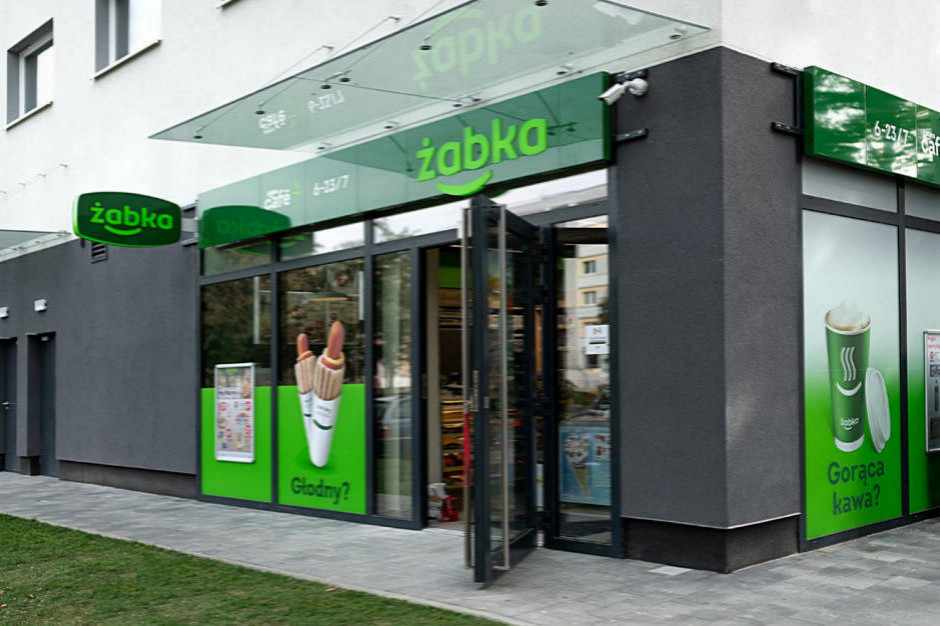 Żabka wygasi na 60 minut zewnętrzne elewacje w swoich sklepach, fot. mat. pras. Żabka na godzinę wygasi zewnętrzne elewacje sklepów