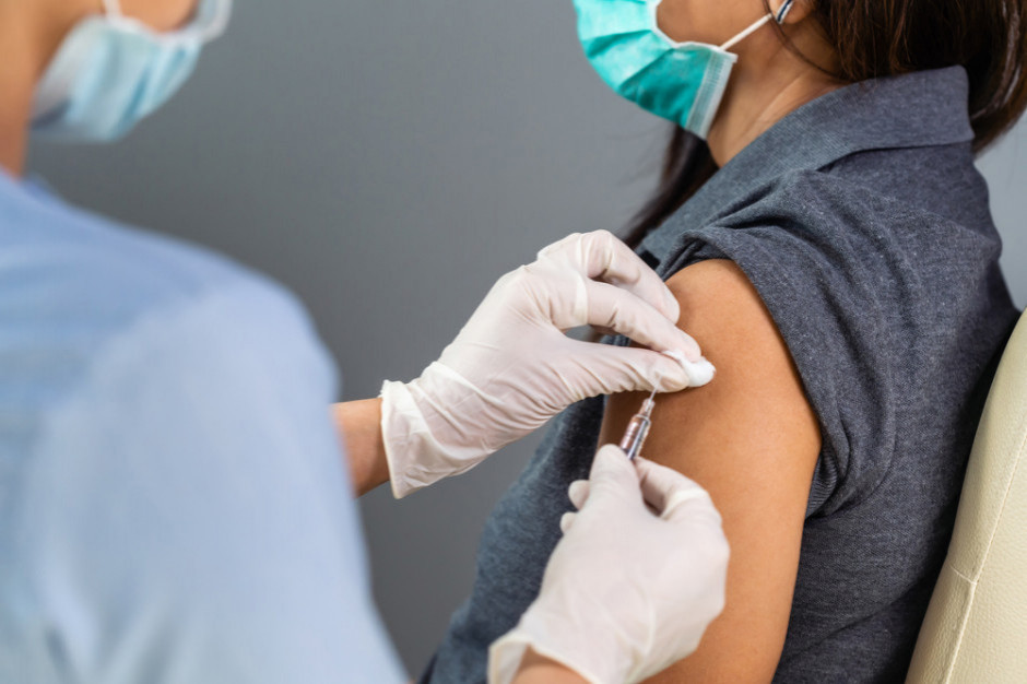 Pracownicy handlu są jedną z grup zawodowych najbardziej narażonych na zakażenie koronawirusem, fot. shutterstock Biznes chce spotkania z przedstawicielami rządu ws. Narodowego Programu Szczepień