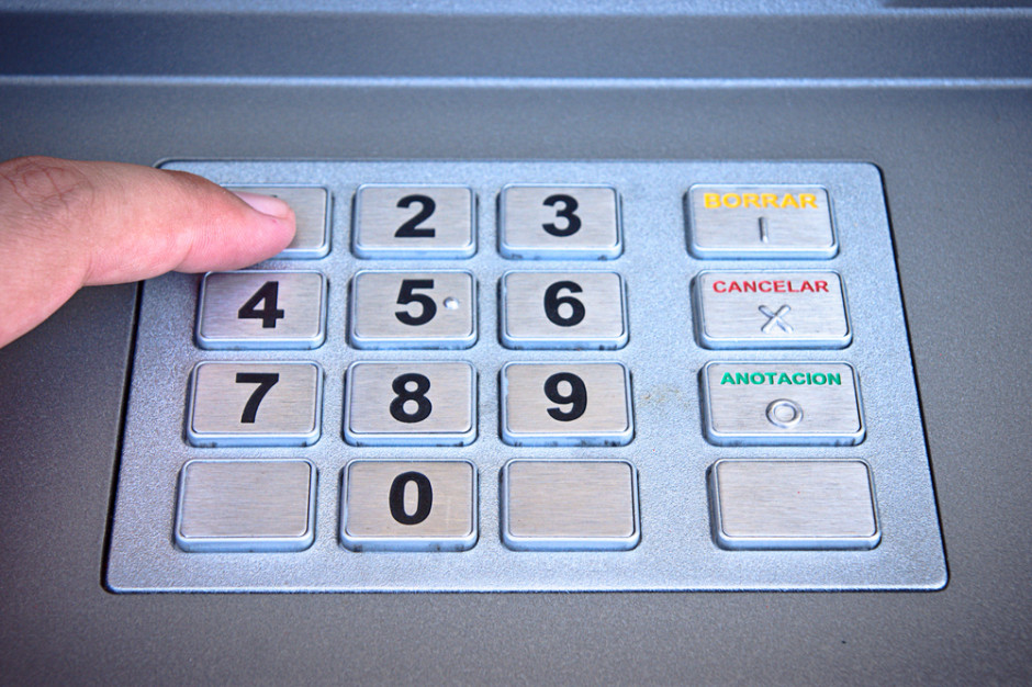 fot. shutterstock Skradziono bankomat z marketu. Przy sklepie znaleziono koparkę