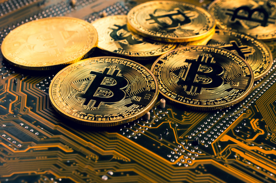 Cyfrowa waluta ma zostać uznana za środek płatniczy na równi z tradycyjnymi pieniędzmi, fot. shutterstock Bitcoin na równi z tradycyjnym pieniądzem? To już się dzieje