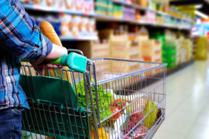 Klienci szukają oszczędności na zakupach spożywczych