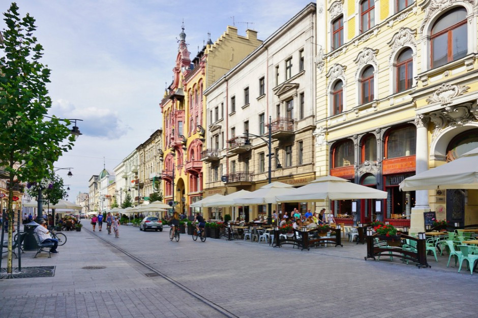 Ulica Piotrkowska w Łodzi. Fot. shutterstock CBRE: Lokale gastronomiczne przeniosą się na ulice handlowe
