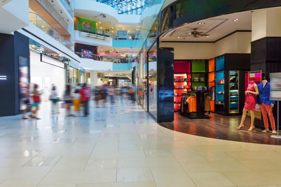 Sprzedaż przez internet będzie w Polsce dalej rosła, co dobija się na centrach handlowych, fot. Shutterstock Polski e-commerce rośnie kosztem centrów handlowych