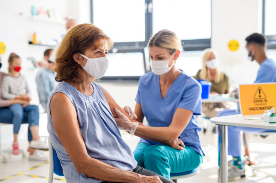 W maju rusza wielka akcja szczepień w zakładach pracy, fot. shutterstock Szczepienia w pracy rozpoczną się najdalej 10 maja. Można zaszczepić też rodzinę